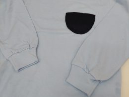 Camiseta celeste bolsillos