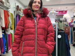 Abrigo plumífero con capucha