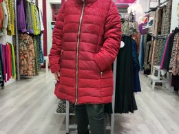 Abrigo plumífero rojo