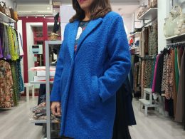 Abrigo azul eléctrico