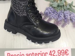 Bota negra cordones con detalles