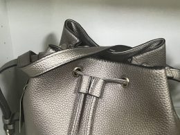 Bolso bombonera en metalizado color bronce