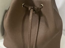 Bolso bombonera en color topo